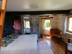 Plozévet的住宿－La Tour du Bois Dormant，卧室配有一张床、一张书桌和窗户。