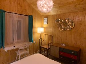 Łóżko lub łóżka w pokoju w obiekcie Escapade Romantique en Chalet Nature, Calme et Douceur au Bord de Marne