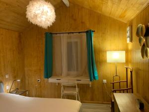 Łóżko lub łóżka w pokoju w obiekcie Escapade Romantique en Chalet Nature, Calme et Douceur au Bord de Marne