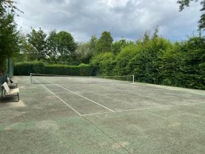 Tenis lub squash w obiekcie Escapade Romantique en Chalet Nature, Calme et Douceur au Bord de Marne lub w pobliżu