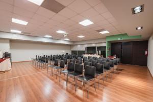 een lege kamer met stoelen en een podium erin bij Punta Trouville Hotel in Montevideo