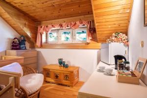 Una cocina con una mesa y un refrigerador en una habitación. en Apartments Ladka, en Begunje na Gorenjskem