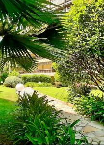 un jardín con plantas verdes y un camino a pie en "Port Garavan" Calme, Piscine, Rénové, Parking en Menton