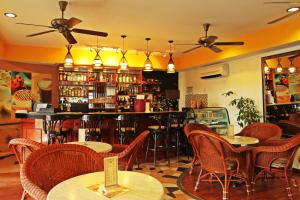 Area lounge atau bar di Rainbow Paradise Beach Resort