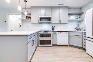 Nhà bếp/bếp nhỏ tại Matchless Luxury II on Mill Pond