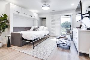 Giường trong phòng chung tại Matchless Luxury II on Mill Pond