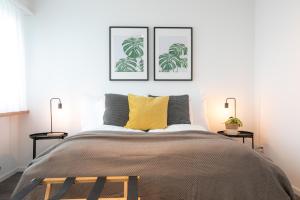Кровать или кровати в номере Inn Joy Apartments Rorschach mit Panoramasicht
