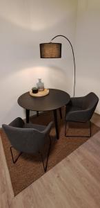 een tafel en 2 stoelen in de woonkamer bij Waldstadt-Apartments in Iserlohn