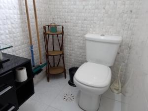 baño con aseo blanco y estante en Al Campinas X Av.Paulista, en São Paulo