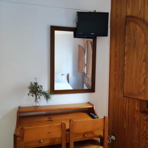 TV a/nebo společenská místnost v ubytování Pensión Mesón La Lonja - Herbers + 25 fotografií