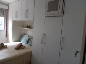 1 dormitorio con armarios blancos y 1 cama con zapatos en Al Campinas X Av.Paulista, en São Paulo