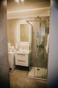 een badkamer met een douche en een wastafel bij JBHotels Apartament Premium Hanza Tower in Szczecin