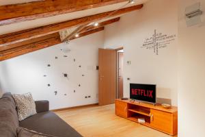a living room with a couch and a clock on the wall at Rifugio Hemingway, Trieste centro con parcheggio in Trieste