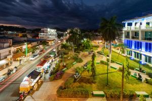 - une vue de tête sur une rue de la ville la nuit dans l'établissement Mi Querida Maribel Hotel, à Santa Cruz Huatulco