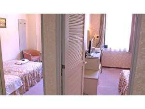 a room with a bedroom with a bed and a desk at Hotel Platon - Vacation STAY 62238v in Chikuma