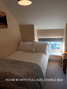 Postel nebo postele na pokoji v ubytování Harlech/HUGE Three bedroom/BEST location