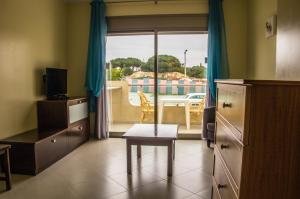 Habitación con cocina y vistas a un balcón. en Apartamentos Vista Mar en Armação de Pêra