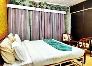 Vintage Villa, Kasauli في كاساولى: غرفة نوم بسرير وكرسي في غرفة