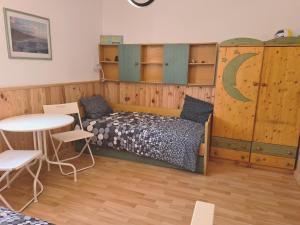 una camera da letto con un letto, un tavolo e delle sedie di Casa dos Malmequeres a Sintra