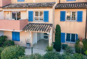 an aerial view of a house with blue shutters at Bel appartement, terrasse, piscine, vue sur Golf in Sainte-Maxime