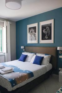 a bedroom with a large bed with blue walls at Il Bordone - appartamento con vista mare in Manarola