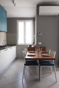 a kitchen with a wooden table and chairs in a room at Il Bordone - appartamento con vista mare in Manarola