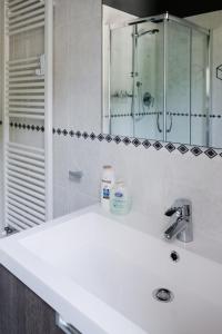 bagno con lavandino bianco e specchio di Il Bordone - appartamento con vista mare a Manarola