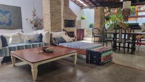 ein Wohnzimmer mit einem Sofa und einem Tisch in der Unterkunft Casa Mangue in Camocim