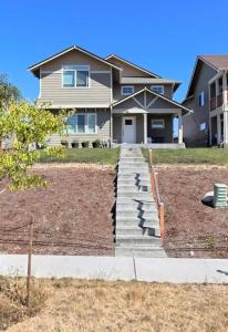 una casa con escaleras delante en Central Tacoma Homestay with breakfast included -private room- en Tacoma