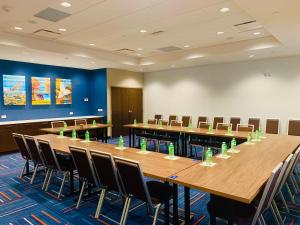 una sala conferenze con un lungo tavolo e sedie di Hampton Inn by Hilton Port Hope Cobourg a Port Hope