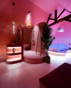 a room with two beds with pink lighting at Suite La Bonita 