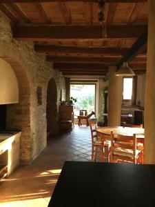 cocina y comedor con mesa y sillas en Stone farmhouse in Moie, en Moie