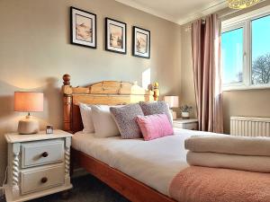 Ένα ή περισσότερα κρεβάτια σε δωμάτιο στο 4-Bedroom House - Hot Tub, Games Room & Parking - Crich Matlock +27 φωτογραφίες