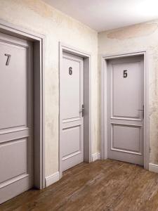 2 puertas en una habitación vacía con suelo de madera en Domus 19 en Florence