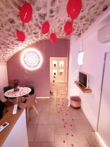 TV a/nebo společenská místnost v ubytování Pietrabianca Apartments San Lorenzo