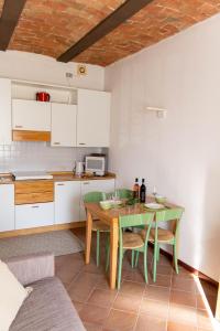 eine Küche und ein Esszimmer mit einem Tisch und Stühlen in der Unterkunft Apart-Agriturismo "La Colomba" Nizza Monferrato in Nizza Monferrato