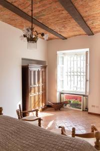 ein Wohnzimmer mit einem Tisch und einem großen Fenster in der Unterkunft Apart-Agriturismo "La Colomba" Nizza Monferrato in Nizza Monferrato