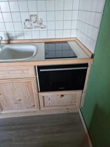 eine Küche mit einem Waschbecken und einer Badewanne in der Unterkunft Appartement Seelewärmerli - Balsam für Ihre Seele in Seelisberg