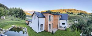 une vue aérienne sur une maison dans un champ dans l'établissement Chata Jarabáček, à Loučná nad Desnou