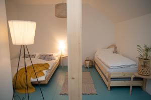 カールスボリにあるChata Jarabáčekのベッドとランプ付きの小さな部屋