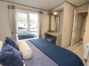 Un pat sau paturi într-o cameră la Rowan +14 fotografii