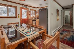 ein Esszimmer mit einem Glastisch und eine Küche in der Unterkunft Riverside Retreat 12 at Taos East in Taos