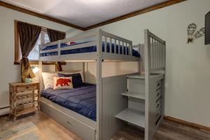 ein Schlafzimmer mit einem Etagenbett und einer Leiter in der Unterkunft Riverside Retreat 12 at Taos East in Taos