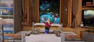 una mesa de comedor con 2 sillas y un jarrón de flores en Surfers-Lounge-Dahab Lagoon with Swimming-Pool - Breakfast - Garden - Beduintent - BBQ - Jacuzzi, en Dahab