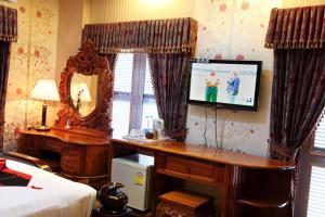 A television and/or entertainment centre at King Fy Hotel