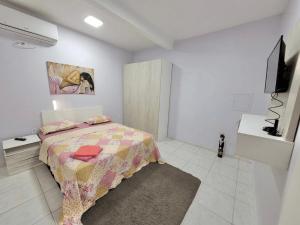 a bedroom with a bed and a television in it at Hotel Residencial Manaus - Flores in Manaus