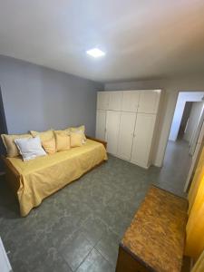 1 dormitorio con 1 cama y armarios blancos en Dpto Belén en Mendoza