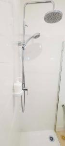een douche met een douchekop in de badkamer bij Le Wlérick 4 - Hyper centre - Au calme - Wifi in Mont-de-Marsan