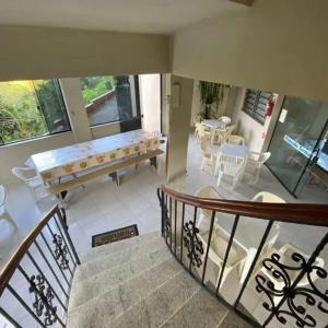 ピラトゥバにあるPousada Termas Piratubaの階段、テーブル、椅子が備わる客室です。