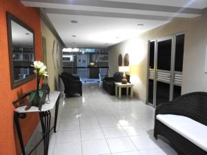 sala de estar con sofá y sala de estar en Sala e 3 quartos simples e econômico p/ 7 pessoas, en Cabo Frío